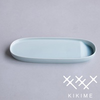 淺藍色波佐見燒長型主菜盤，盤面光滑，邊緣有輕微弧度，整體呈橢圓形，材質為陶瓷。