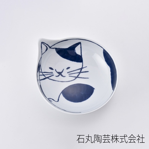 白色陶瓷湯碗，碗內繪有藍色線條勾勒的貓咪圖案，貓咪有藍色斑塊，碗邊緣呈貓耳狀。