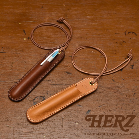 職人手作皮革掛繩筆套，有深棕色及淺棕色，可放入一支筆，附有掛繩。