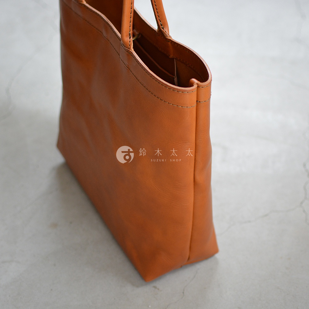 職人手作皮革Organ肩背托特包 G-21，焦糖棕色，簡約方形設計，頂部提把，側面縫線細緻，底部平整，質感細膩。