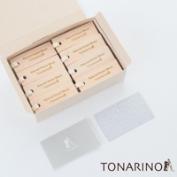 一盒淺卡其色紙盒內裝有十六塊天然檜木條，每塊檜木條表面印有「Natural Hinoki Block TONARINO」字樣及小圖案，並帶有綁繩。盒外並列著一張灰色小卡及一塊白色砂紙。