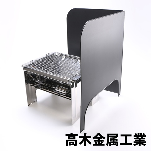 L型折疊擋油板，一側為銀色不鏽鋼材質的烤架，另一側為黑色金屬擋板，設計簡潔實用。