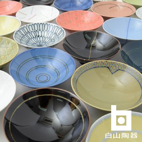 多款陶瓷平茶碗，顏色包含藍色、黃色、黑色、粉紅色、淺藍色、深藍色及其他花紋款式。