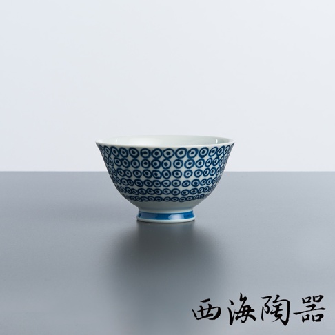 波佐見燒藍丸紋輕量飯碗，陶瓷材質，碗身佈滿藍色圓點紋樣，底部有藍色條紋裝飾。