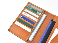 診察券やその他カード類をまとめて入れておけます。幅も広めにとっているので、薄めのカードであれば数枚重ねて収納できます。