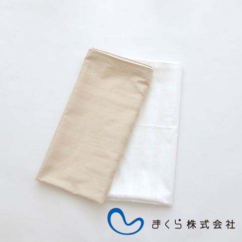 兩件特製柔彈午睡枕專用枕套，分別為米白色和白色，皆為條紋織紋，材質光滑，疊放在白色背景上。