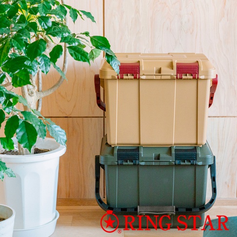 兩個 Starke-R 超級箱堆疊，上方是米色箱子，帶有紅色扣子和提把；下方是軍綠色箱子，帶有黑色扣子和提把。