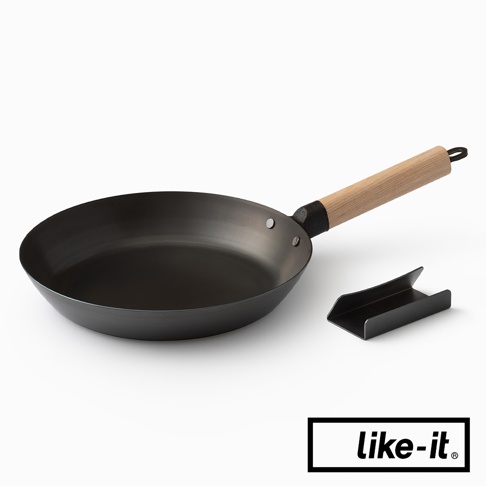 一個黑色直火專用萬能調理鐵鍋，尺寸為 26 公分，配有一個木質手柄和一個黑色底座。