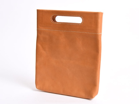 棕褐色皮革製成的直式收納袋，頂部有橢圓形提把，袋身有兩道白色縫線裝飾。