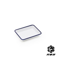 白色琺瑯方形調理盤，邊緣飾有深藍色滾邊，尺寸約為 15.5 公分，容量 300 毫升。