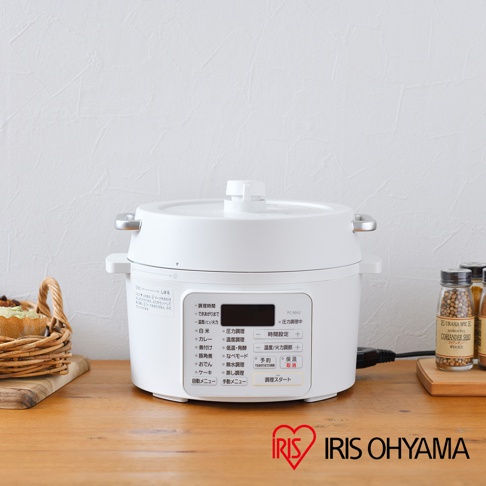 白色IRIS OHYAMA電子壓力鍋，容量2.2L，適用3人份。鍋體為光滑塑料材質，頂部有白色蓋子和銀色把手。面板為白色，印有日文功能選項和操作說明，配有黑色電源線。