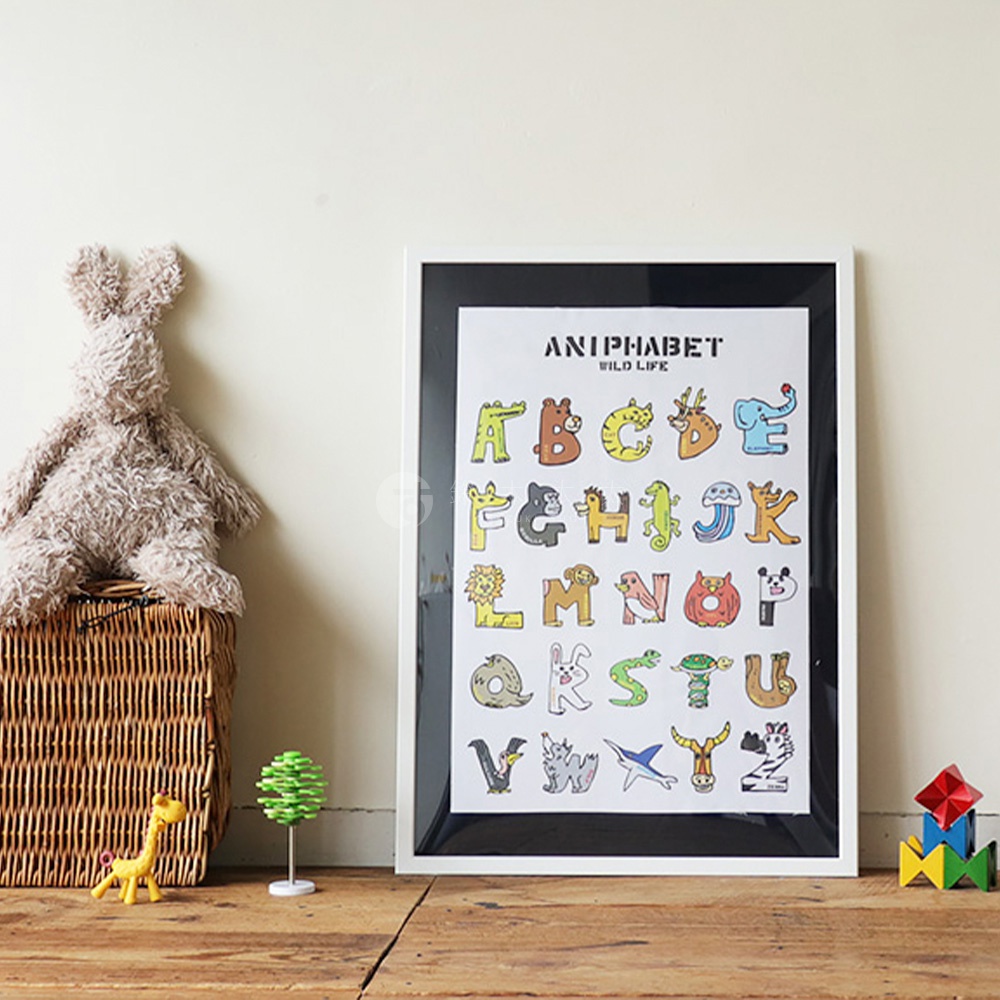 無框帆布藝術海報，印有「ANIPHABET WILD LIFE」字樣，下方是英文字母 A 至 Z，每個字母皆以可愛的動物插畫呈現，色彩豐富，包括黃色、橘色、綠色、藍色等。
