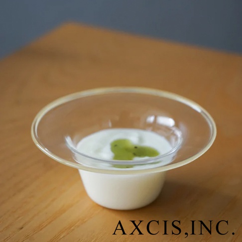 lykke 清透玻璃深型點心碗，裝有白色優格和綠色奇異果切片，碗身為透明玻璃材質，外緣呈現淺盤狀，置於木製桌面。