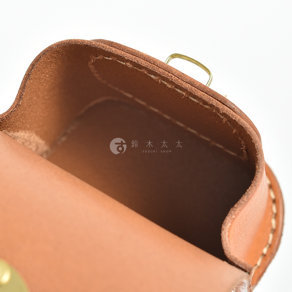 職人手作皮革耳機收納包 KF-4，展示棕褐色皮革材質，內部空間清晰可見，金屬扣環點綴，縫線工整。