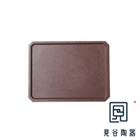 長方形的深棕色烤盤，表面帶有細微紋理，邊緣有斜角設計。