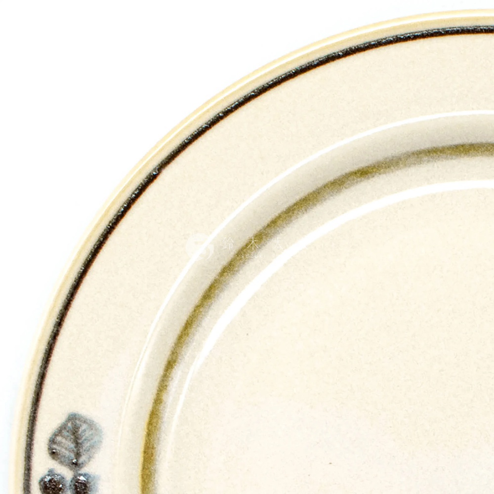 米色美濃燒陶瓷甜點盤，邊緣有黑色細線裝飾，盤面有葉紋與漿果圖案，呈現復古溫潤質感。