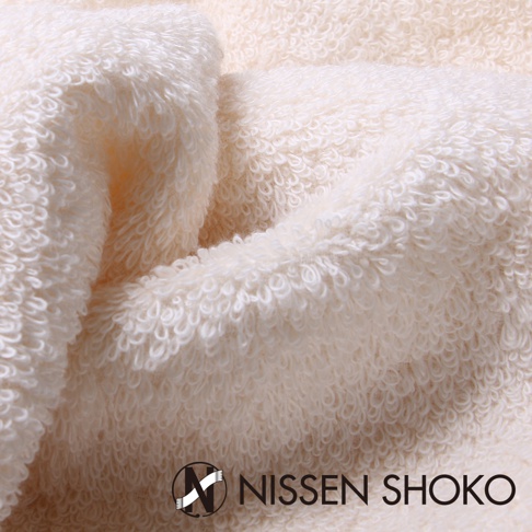 一張米白色長毛巾的近拍圖，展示了其柔軟蓬鬆的質地，毛圈細緻且排列緊密。