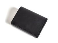 職人手作黑色皮革三折式迷你短夾，簡約設計，車線細緻。