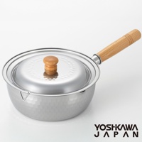 銀色不鏽鋼雪平鍋，帶有木質手柄和同色木質鍋蓋把手，鍋身表面有壓紋，鍋蓋中央有放射狀的壓紋，鍋身側有刻度線。