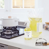 SOMALI 泡沫式廚房清潔劑，透明噴瓶裝有黃色液體，附白色噴頭。旁邊為同品牌 300ml 補充包，裝有黃色清潔劑。背景為白色廚房檯面，爐上放有白色鍋子。