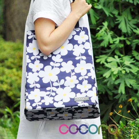 深藍色提袋購物車，印有白色與黃色小花圖案。提袋側面和底部也印有相同的小花圖案。