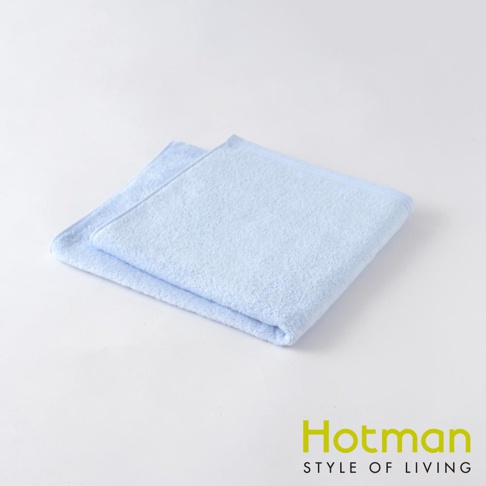 淺藍色毛巾，材質柔軟，邊緣有縫線。