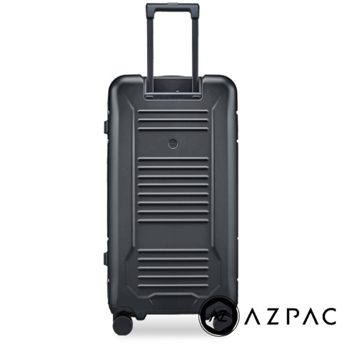 一個黑色的 AZPAC 品牌 30 吋前開口煞車行李箱，行李箱採直立視角，外殼具有橫條紋凹槽設計，頂部配有伸展出的伸縮拉桿，右下角則印有品牌名稱與標誌。