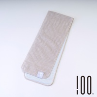 淺灰色降溫涼感毛巾，表面紋理細緻，內裏淺藍色，繡有「-C」標誌，材質輕薄。