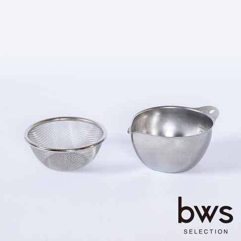 一套 bws SELECTION 不鏽鋼料理備料濾網盆組，包含一個帶有導流嘴與刻度的 18-8 不鏽鋼調理碗，以及一個可緊密貼合的細緻金屬濾網，設計簡潔實用，適合日常廚房備料與過濾使用。