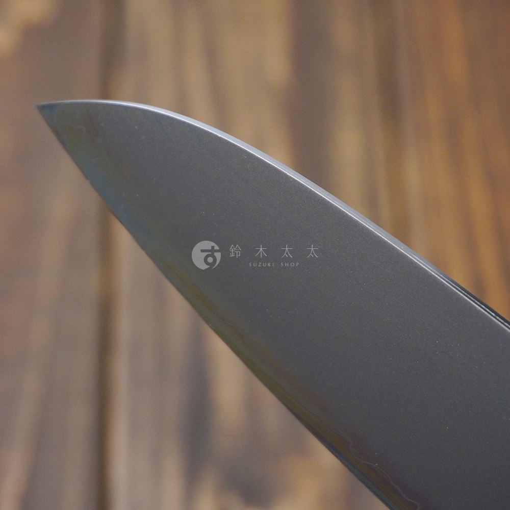 [景清] Chromax鋼三德刀，18公分長，刀刃為銀灰色鋼材，刀身光滑，帶有品牌標誌。