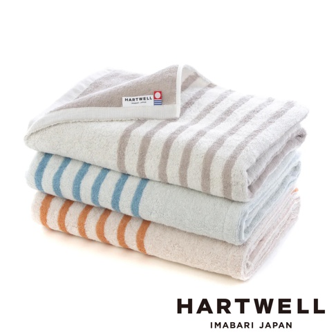 疊放的三條今治薄浴巾，由上而下分別為米白底條紋、淺藍底條紋、淺橘底條紋。浴巾材質柔軟，帶有織物紋理，邊緣有品牌標籤。