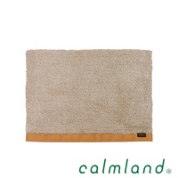 Ward Robe M 尺寸的玄關地墊，採用米色絨毛材質，觸感柔軟，底部邊緣為橘棕色，整體簡約實用。