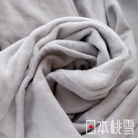 舒眠雙面四季毯，淺灰色。一側為柔軟細密的絨毛材質，另一側為織紋較明顯的布料，呈現交疊捲曲的狀態。