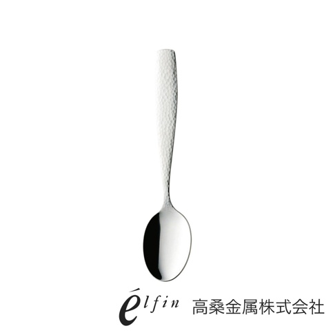 日製不鏽鋼餐匙，表面有錘目紋理，銀色。