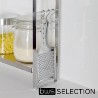 不鏽鋼可伸縮雙層收納架，附有三個S型掛勾，架上懸掛著一個不鏽鋼刨絲器，旁邊的架子上擺放著兩個玻璃罐，其中一個裝有黃色食材，另一個裝有白色粉末。