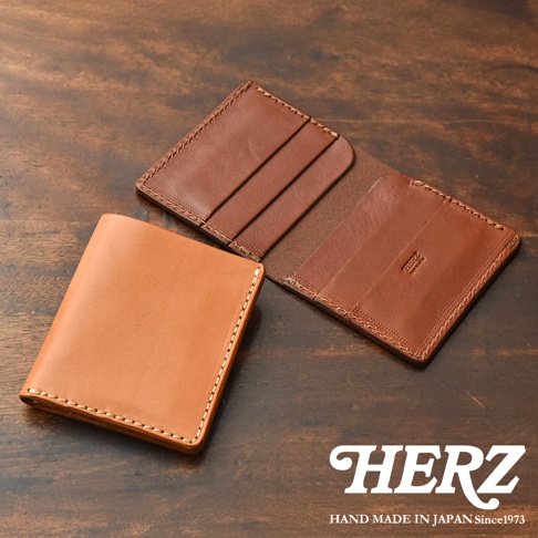 HERZ 職人手作皮革二折式薄型卡片鈔票夾，以溫潤的棕色皮革呈現，縫線細緻，展現日本手工製品的質感。
