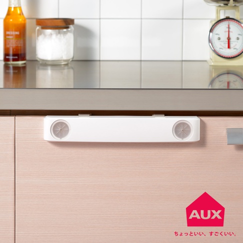 白色塑膠製兩用收納袋架，帶有兩個圓形開口，安裝於淺木紋櫃門上。