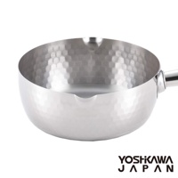 不鏽鋼單柄雪平鍋，鍋身表面帶有槌目紋，配有單邊手柄，鍋緣有兩個出水口。