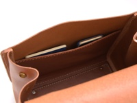 職人手作皮革屋瓦風兩用單肩包 (CW-3)，內部特寫，展示溫潤的淺棕色皮革材質，內袋放置一本藍色封面的小筆記本，細緻縫線清晰可見。