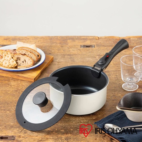 曜石黑鑽石塗層IH不沾鍋，鍋身為米白色，配有黑色可拆卸手柄和透明玻璃鍋蓋，鍋內為黑色不沾塗層。