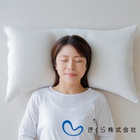 一位女性仰躺在一個白色網狀織物枕頭上，枕頭邊緣有細小的網格紋理。