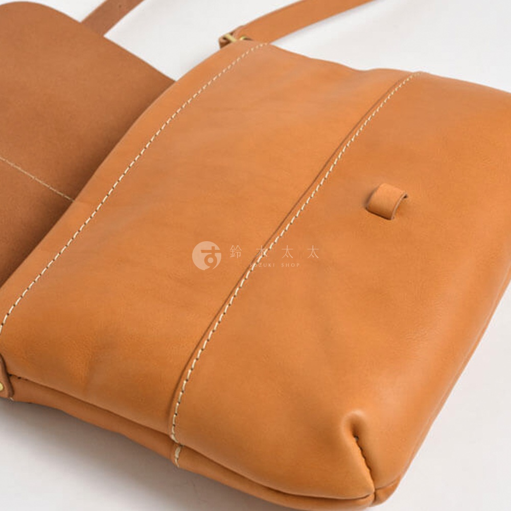 以皮革材質製成的棕色單肩包，包身縫線細緻，包面上方有一個小巧的皮革扣環。