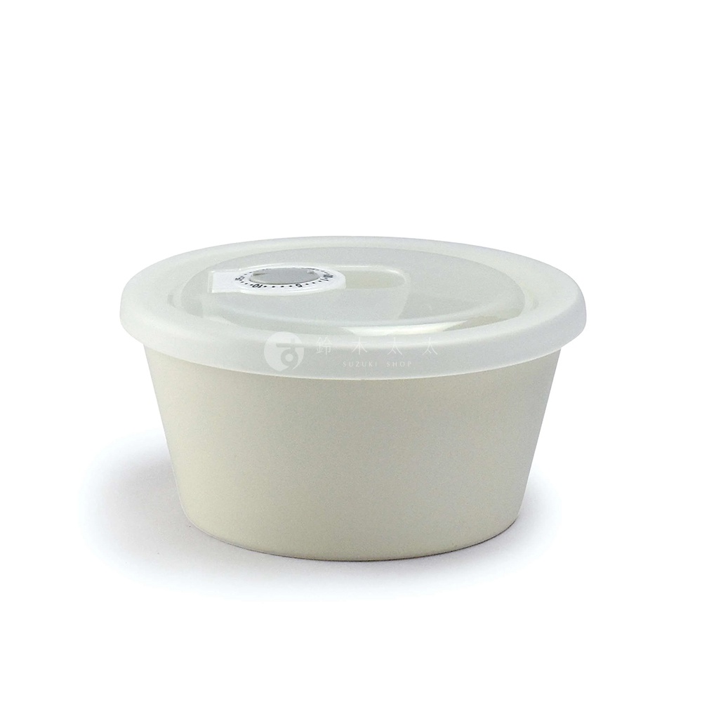 一個淺米色、圓潤的美濃燒保鮮碗，配有透明塑膠蓋，蓋子中央有一個可旋轉的日期標記。