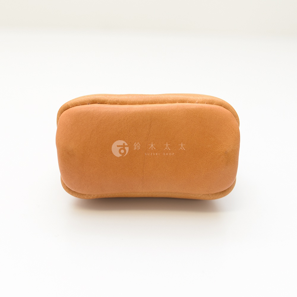 職人手作皮革口金化妝包，咖啡色皮革材質，簡約弧形設計，中央有品牌標誌。