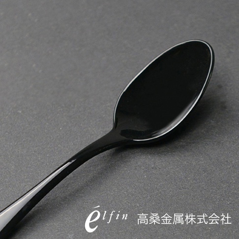 一副日製黑色琺瑯水果甜點匙，呈現光滑的黑色表面，匙緣有細緻的銀色線條，整體設計簡約優雅，適合搭配各式甜點。