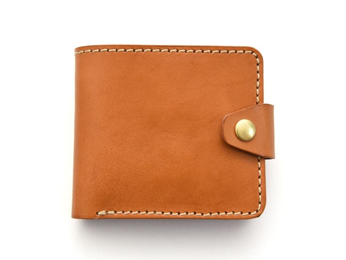 棕色皮革短夾，有白色縫線及金色按扣。