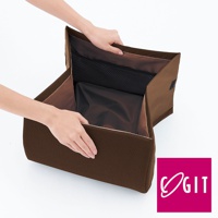 棕色網狀織物材質的車內收納箱，內部有隔層和網袋，兩側有提把，白色背景。