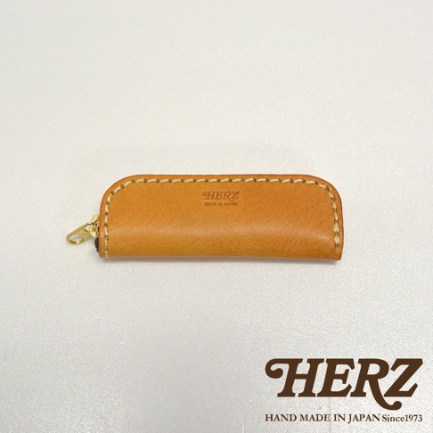 職人手作皮革印章收納袋 KZ-121，此款為原色皮革，採用車縫線裝飾，附有金色拉鍊。