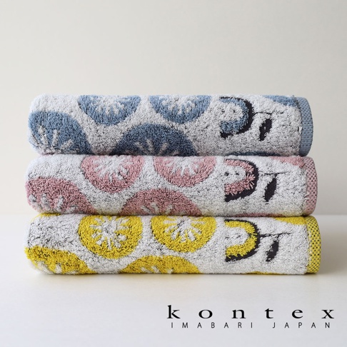 堆疊的 KONTE X 抗菌毛巾，有藍色、粉色和黃色三種顏色，帶有花卉圖案。