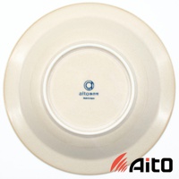 米白色美濃燒主食盤，盤底印有藍色品牌標誌及「Made in Japan」字樣，盤緣帶有復古溫潤的質感。